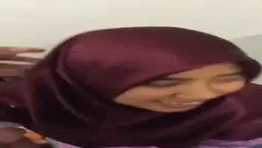 Bokep Jilbab Asisten Kantor Dipaksa Servis Mulut poster