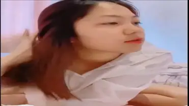 Gadis Cantik Onani Gesek Bantal di Kasur poster