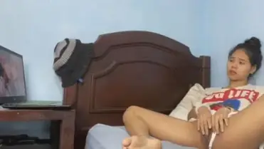 Nonton Video Bokep Berujung Main Sendiri di Kamar poster